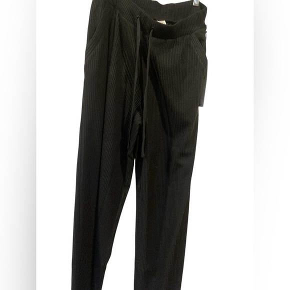 ALO Yoga Pants - NWT Alo Yoga muse wide leg pants BLACK Size M